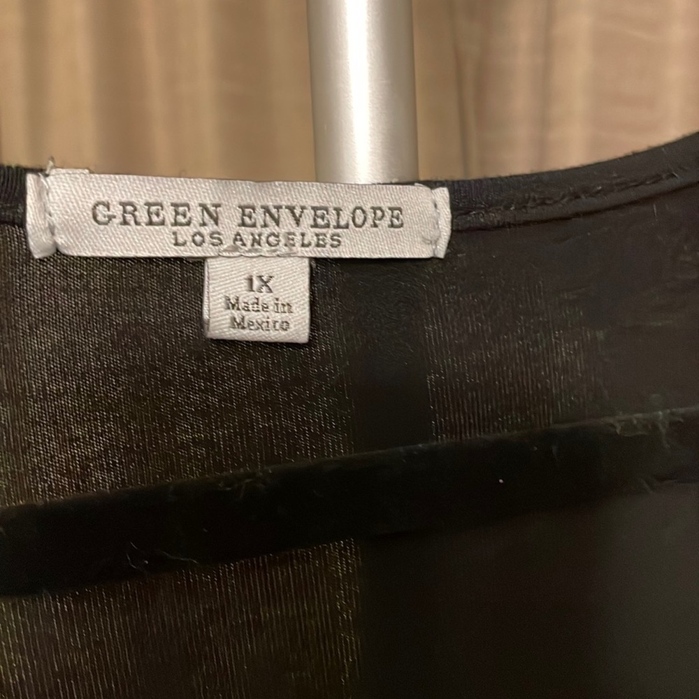 Green Envelope Black V-neck knit top size 1X